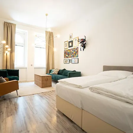 2-Room Apartment On The First Floor With Designer Renovation. Exit To The Courtyard. 15 Minutes To Schloss Schoenbrunn Vienna Esterno foto