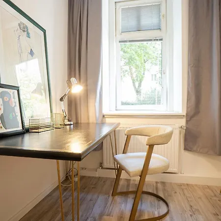 2-Room Apartment On The First Floor With Designer Renovation. Exit To The Courtyard. 15 Minutes To Schloss Schoenbrunn Vienna Esterno foto