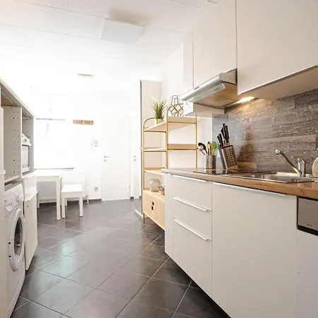 2-Room Apartment On The First Floor With Designer Renovation. Exit To The Courtyard. 15 Minutes To Schloss Schoenbrunn Vienna Esterno foto