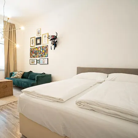 2-Room Apartment On The First Floor With Designer Renovation. Exit To The Courtyard. 15 Minutes To Schloss Schoenbrunn Vienna Esterno foto