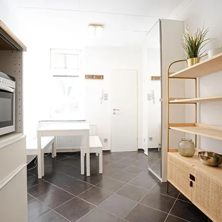2-Room Apartment On The First Floor With Designer Renovation. Exit To The Courtyard. 15 Minutes To Schloss Schoenbrunn Vienna Esterno foto