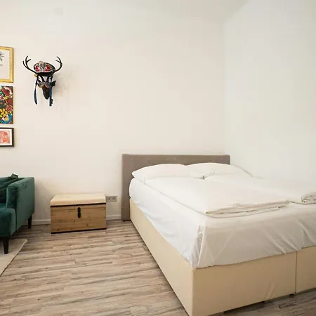 2-Room Apartment On The First Floor With Designer Renovation. Exit To The Courtyard. 15 Minutes To Schloss Schoenbrunn Vienna Esterno foto