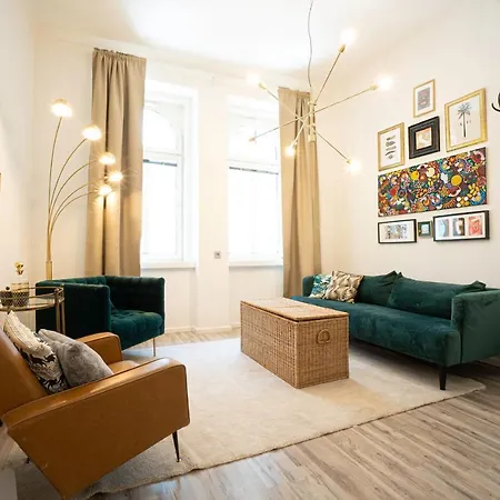 2-Room Apartment On The First Floor With Designer Renovation. Exit To The Courtyard. 15 Minutes To Schloss Schoenbrunn Vienna Esterno foto