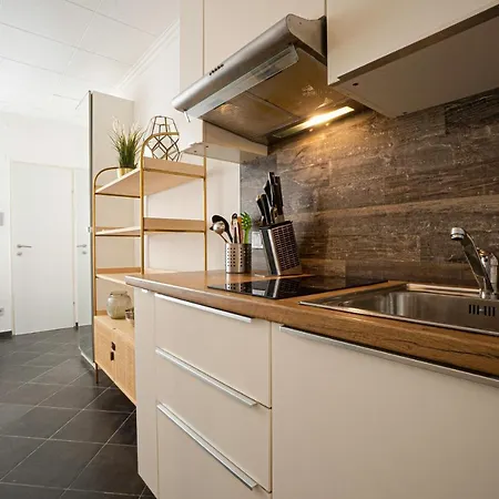 2-Room Apartment On The First Floor With Designer Renovation. Exit To The Courtyard. 15 Minutes To Schloss Schoenbrunn Vienna Esterno foto