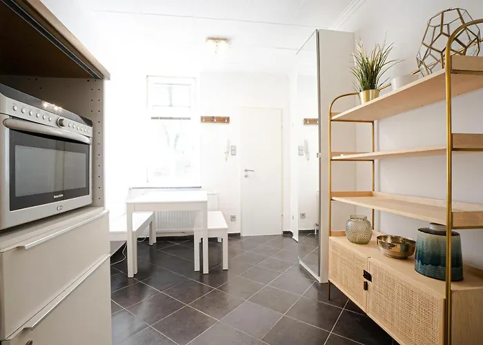 2-Room Apartment On The First Floor With Designer Renovation. Exit To The Courtyard. 15 Minutes To Schloss Schoenbrunn