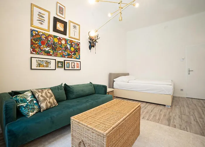 2-Room Apartment On The First Floor With Designer Renovation. Exit To The Courtyard. 15 Minutes To Schloss Schoenbrunn