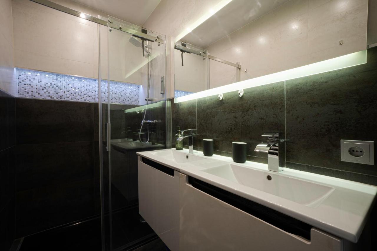 2-room On The First Floor With Designer Renovation. Exit To The Courtyard. 15 Minutes To Schloss Schoenbrunn * Vienna