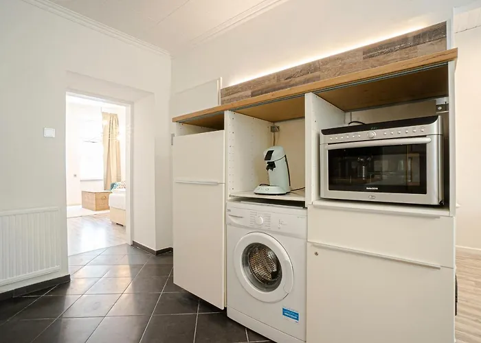 2-Room Apartment On The First Floor With Designer Renovation. Exit To The Courtyard. 15 Minutes To Schloss Schoenbrunn